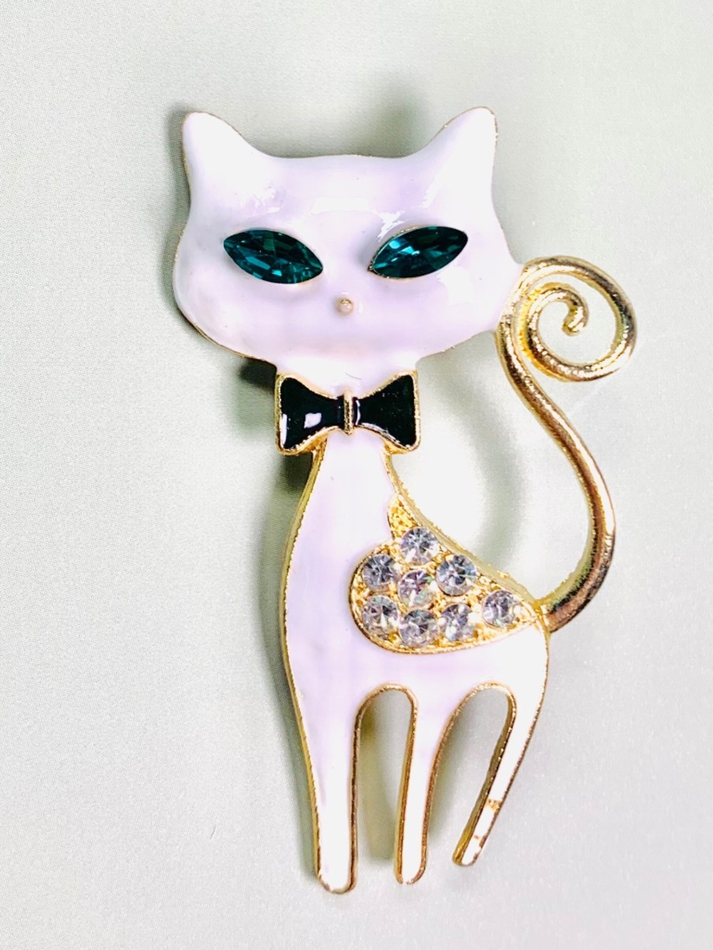 Brooch White Enamel Sleek Cat Red Bow Sparkly Green Eyes Whimsical Witchy Goth